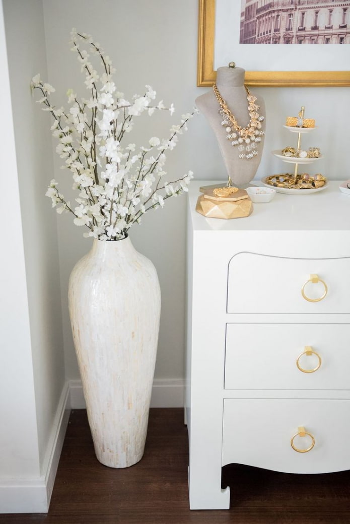 vase avec des fleurs dans la chambre