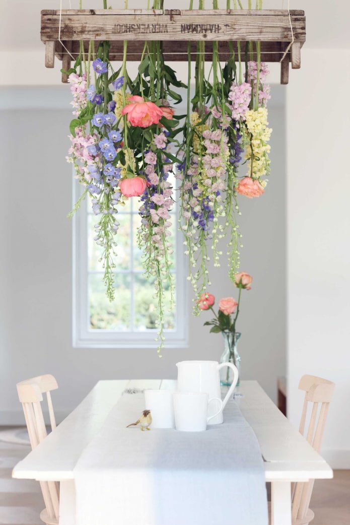 fleurs au-dessus de la table à manger