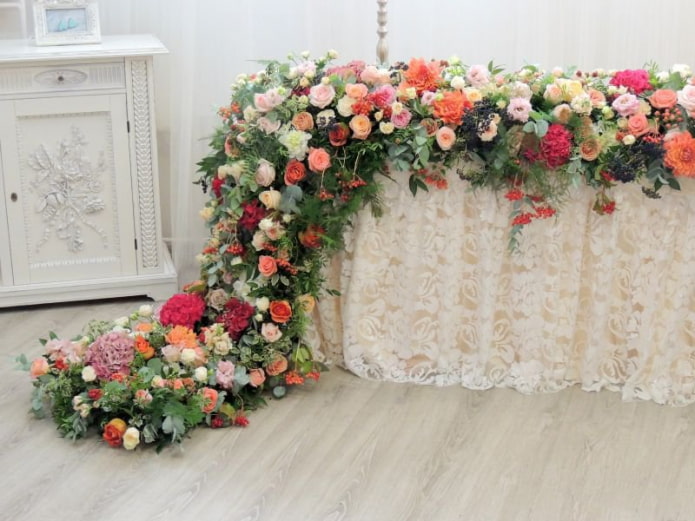 guirlande de fleurs sur un canapé