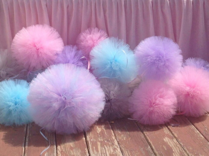 pompons multicolores