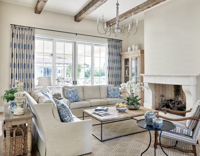 intérieur de salon avec une grande fenêtre