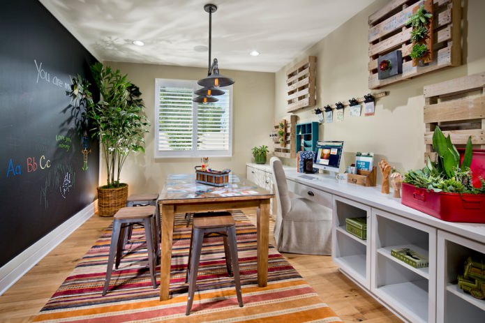 Intérieur d'une chambre d'enfant italienne moderne avec une table en bois