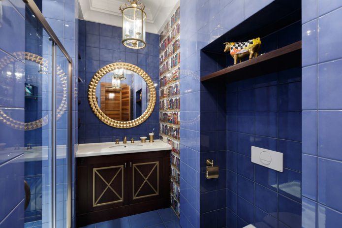 Intérieur de salle de bain aux tons bleus