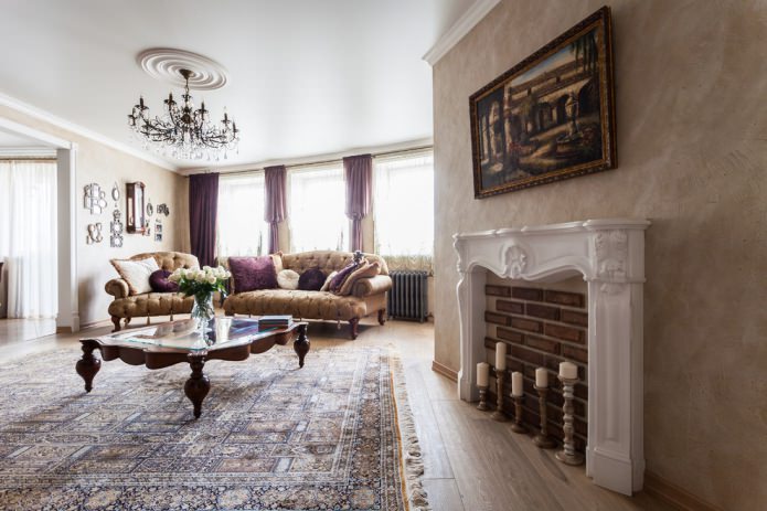 Intérieur italien classique avec un lustre en bronze