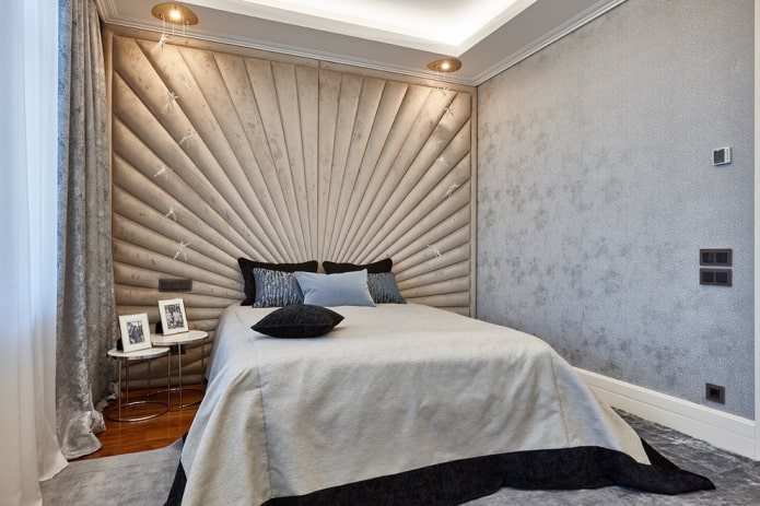 Tête de lit jusqu'au plafond sur tout le mur