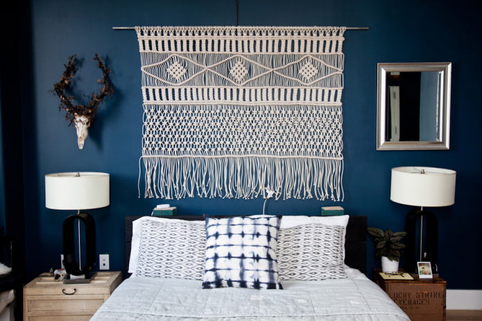 Un tapis en fil tissé à la tête de lit