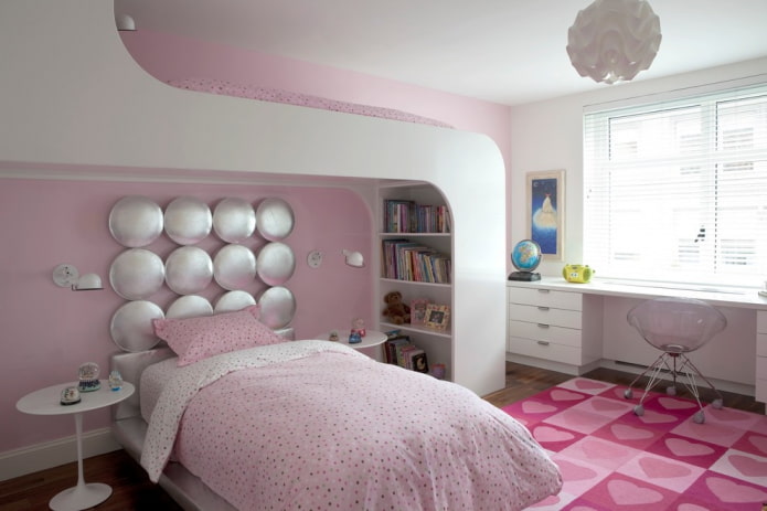 Tête de lit en forme de maison pour une chambre de fille