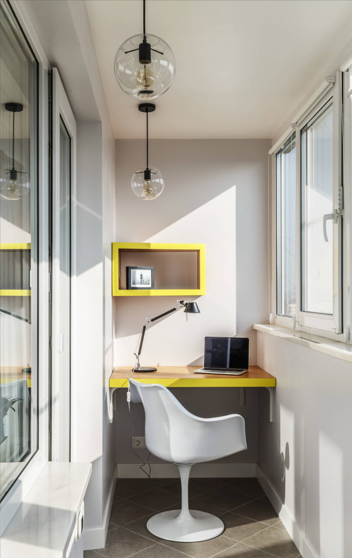 Table, chaise et étagère sur un balcon étroit