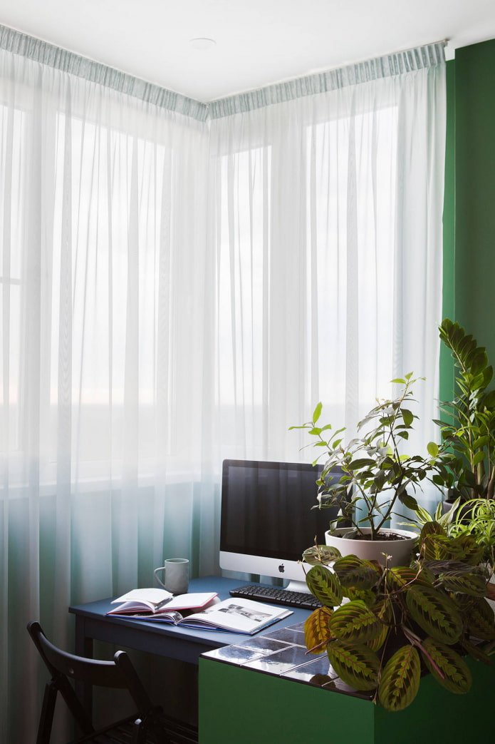 étudier sur le balcon