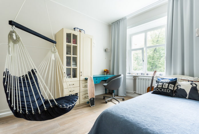 balançoire suspendue dans une chambre de garçon