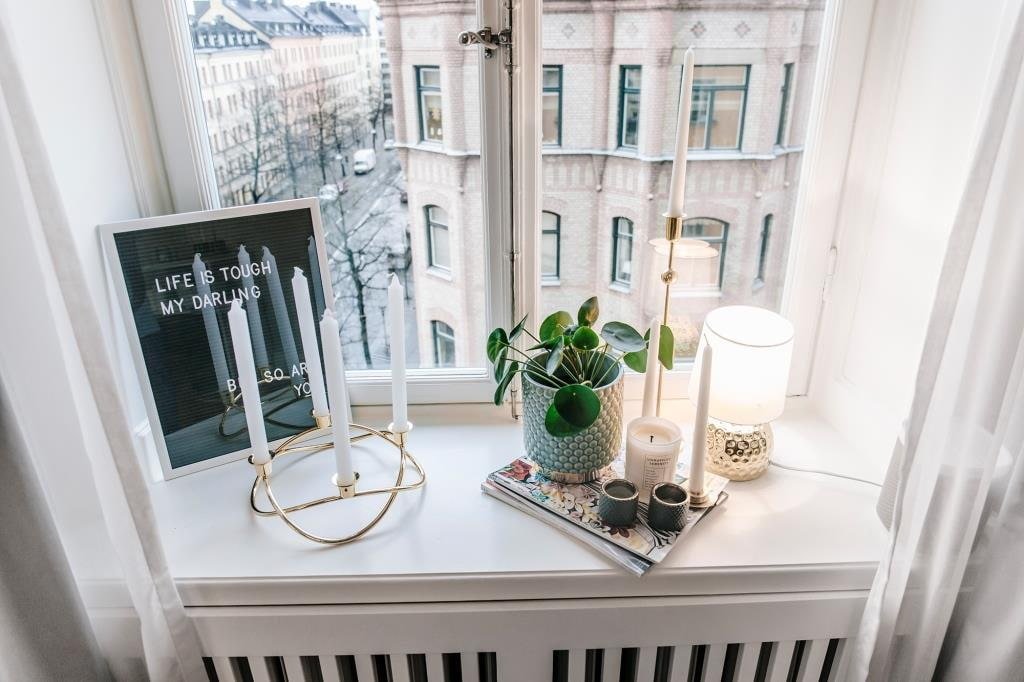 Comment décorer un rebord de fenêtre ? Options de décoration, photos d'intérieur.