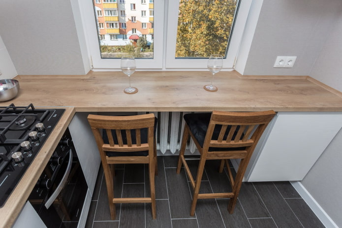 table sur le rebord de fenêtre