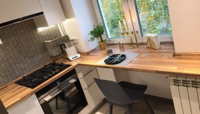 table de rebord de fenêtre dans un immeuble Khrouchtchev