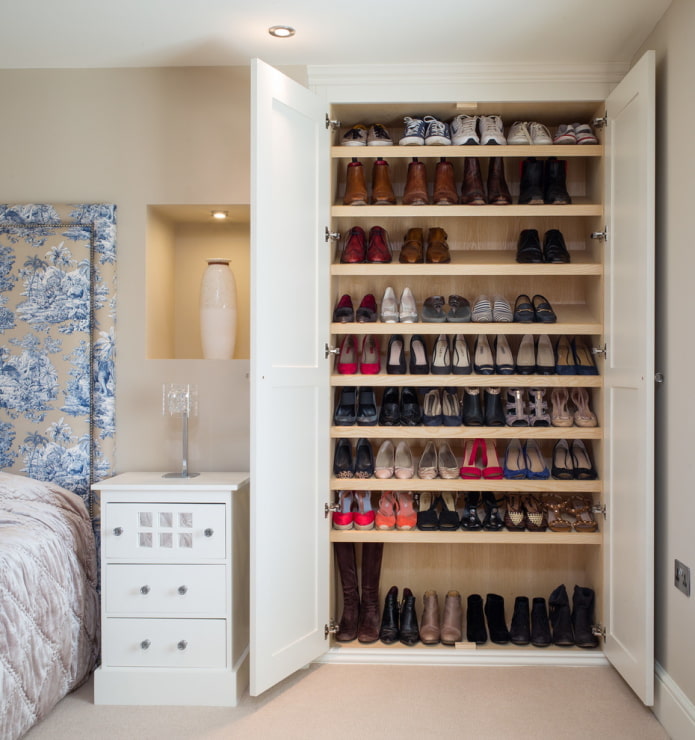 Armoire à chaussures dans la chambre