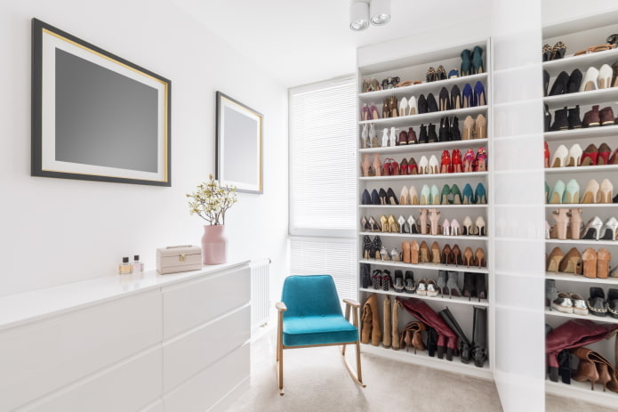 grand système d'étagères dans le dressing