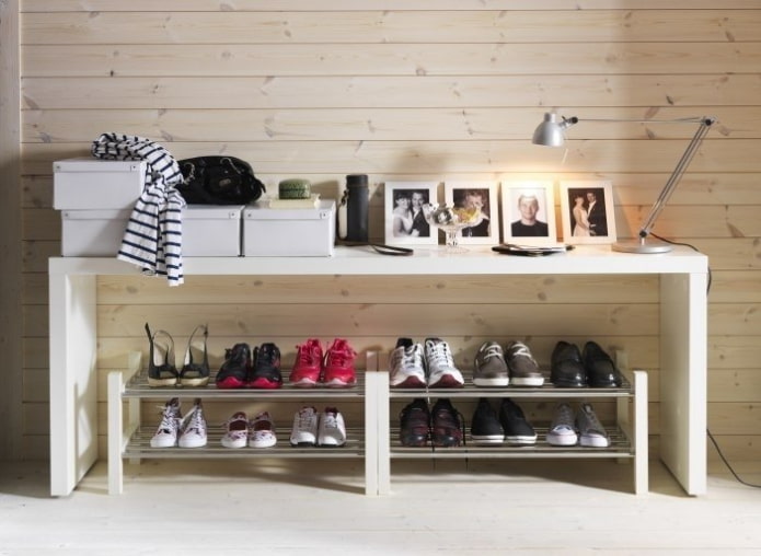 étagères à chaussures dans le couloir