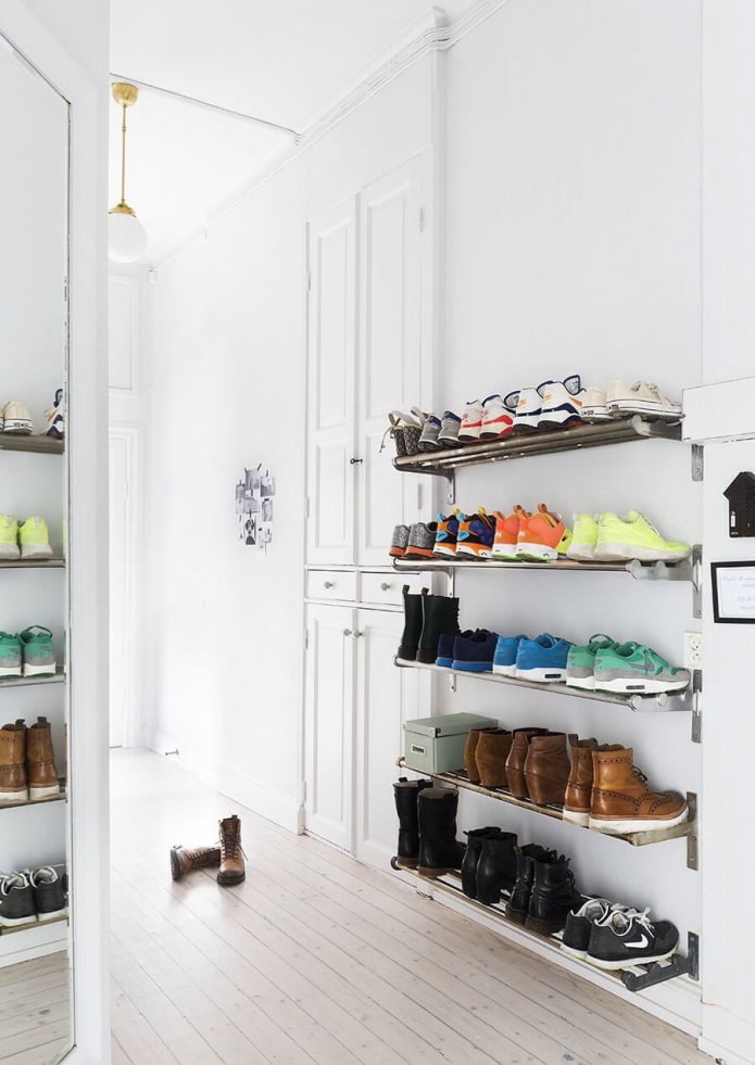 étagères à chaussures dans le couloir