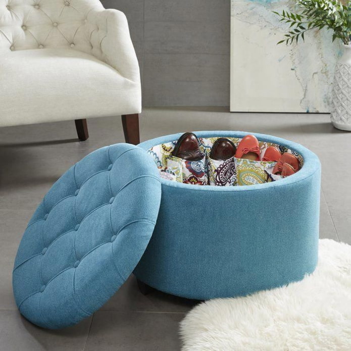 pouf ouvert avec chaussures