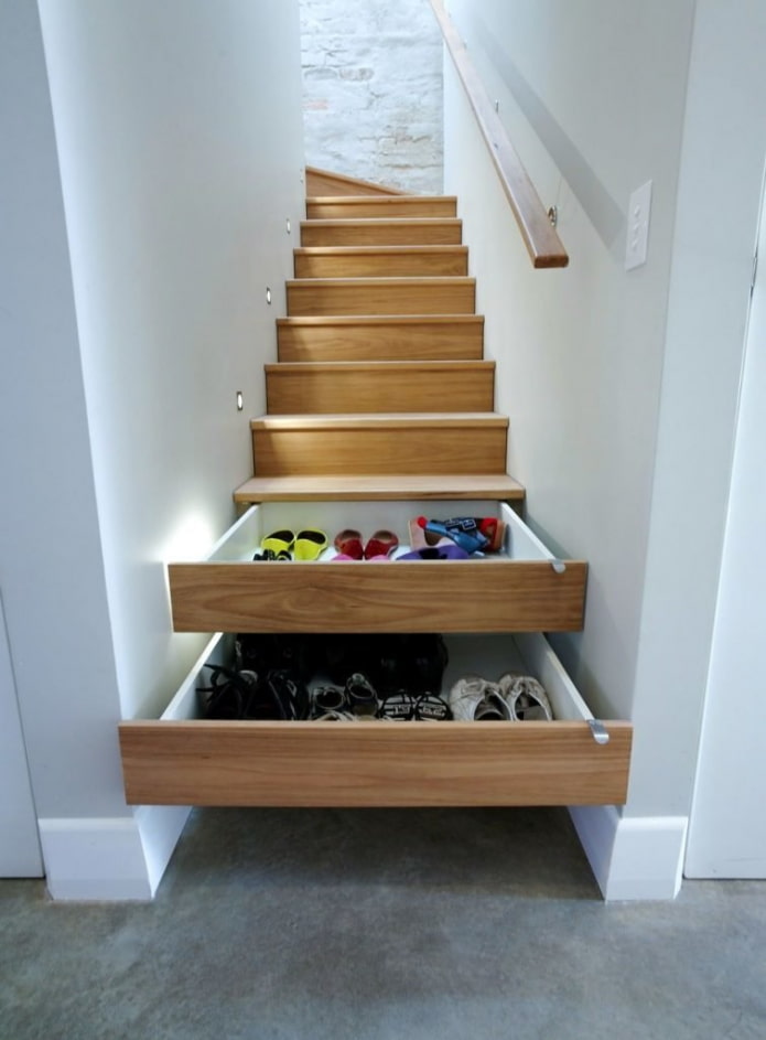 étagères dans les marches de l'escalier