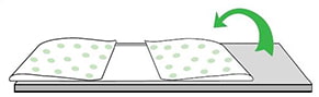 application de la colle sur le papier peint