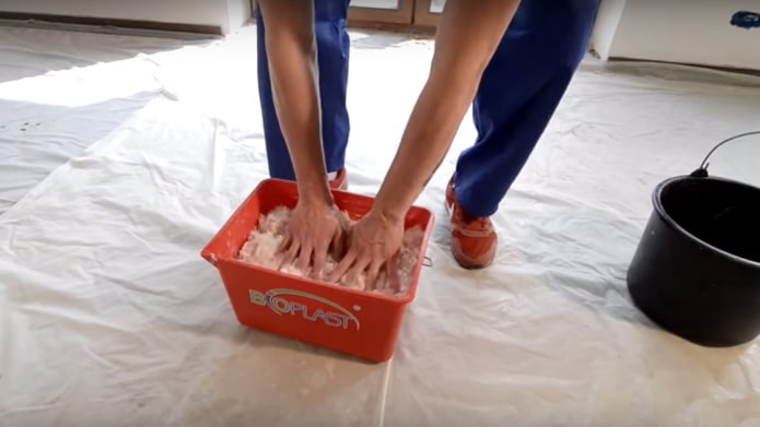 mélange de papier peint liquide à la main