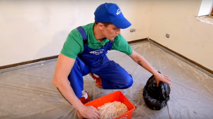 mise en place du papier peint liquide prêt à l'emploi dans un sac
