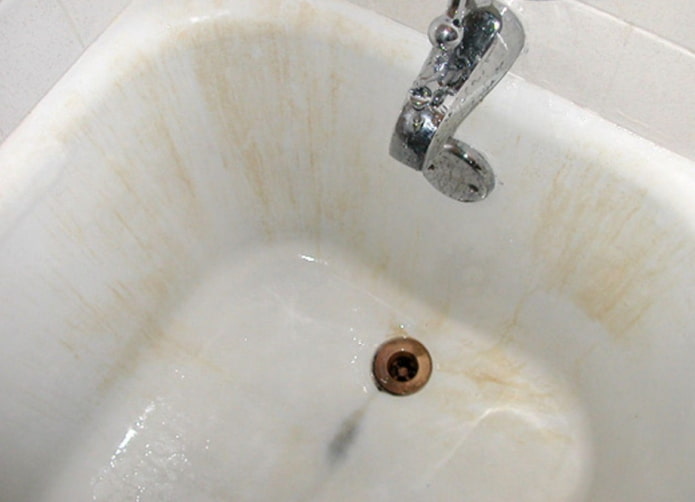 Taches jaunes sur une baignoire en acrylique