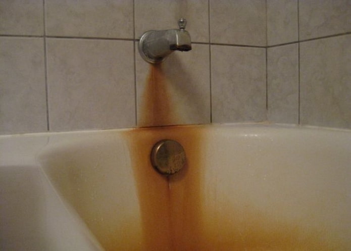 Rouille sur la surface des sanitaires