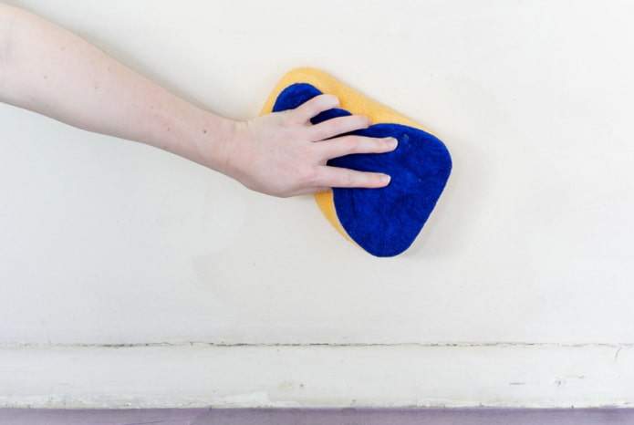 nettoyage des murs avec une éponge douce
