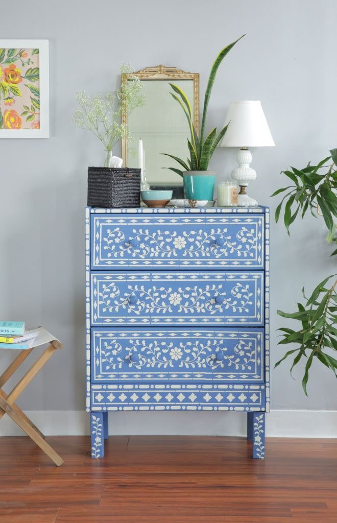 Décoration au pochoir pour une commode