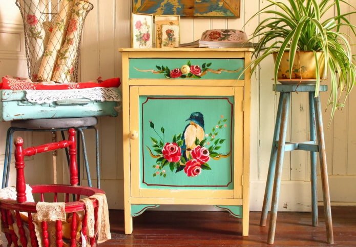 Peindre une table de chevet
