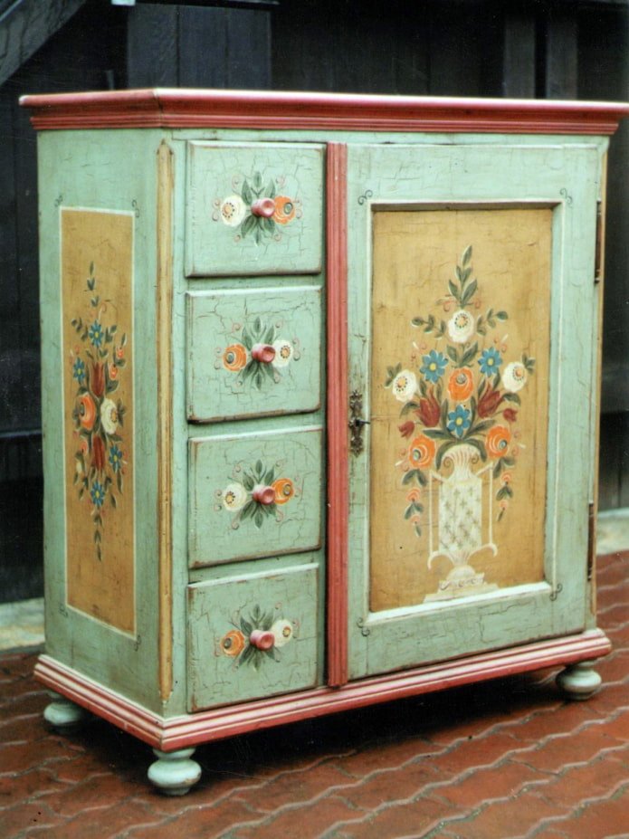 Table de chevet peinte et craquelée