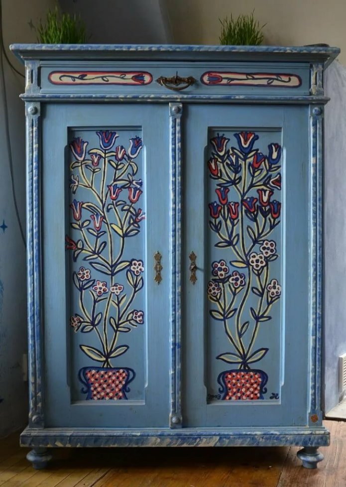 Armoire peinte à la main