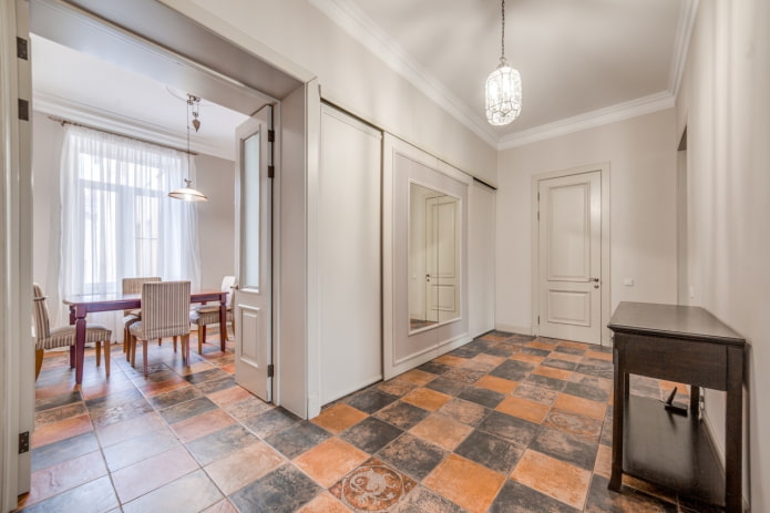 Joint pour carrelage à l'intérieur du couloir