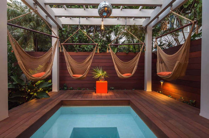 4 hamacs autour de la piscine avec une pergola