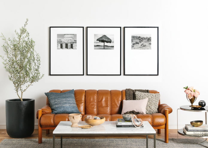 Tableaux modulaires au-dessus du canapé