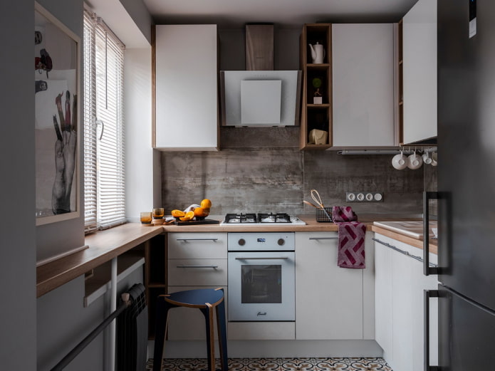 Armoires jusqu'au plafond et mini-four