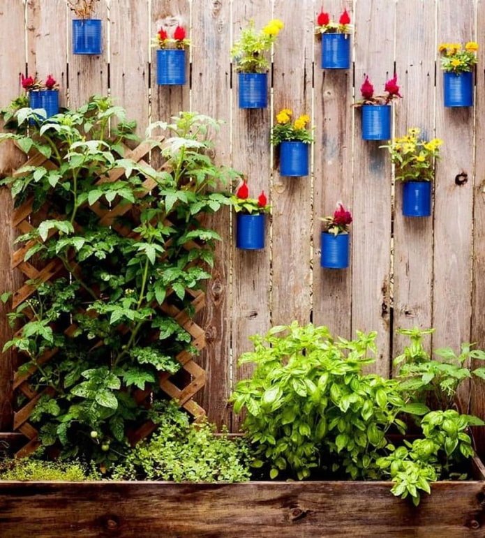 Fleurs dans des boîtes de conserve