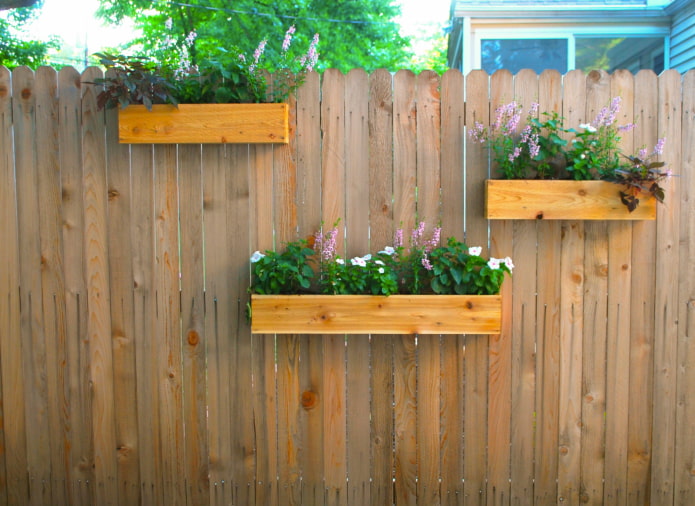 Clôture avec caisses pour plantes