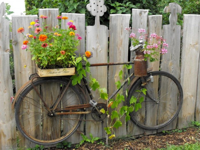 Vélo sur une clôture