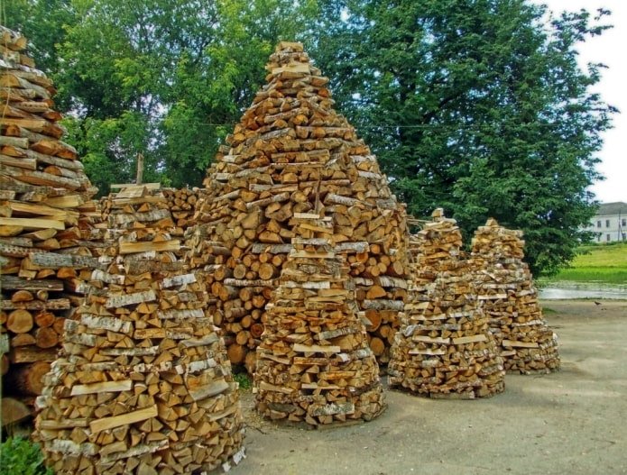 Piles de bois de chauffage