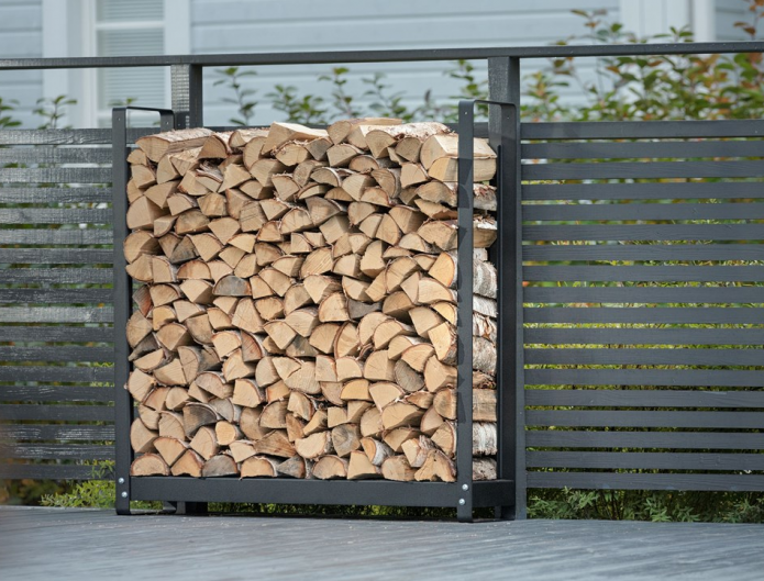 Tas de bois près d'une clôture métallique