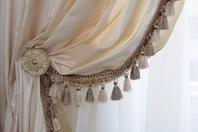 rideaux en satin avec franges