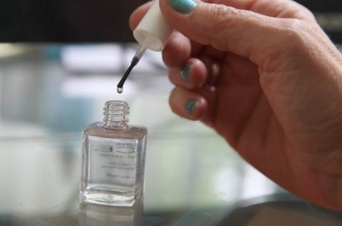 vernis à ongles incolore
