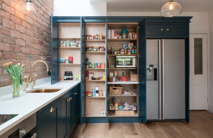 réfrigérateur dans l'armoire