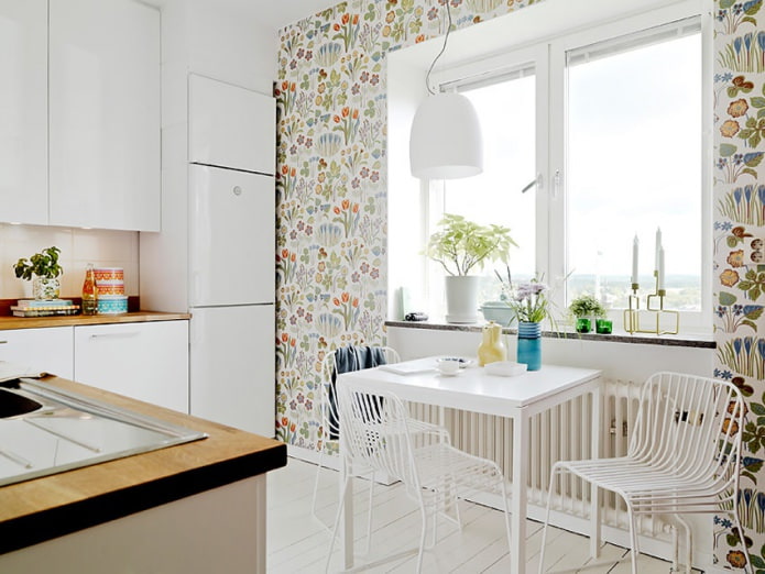 table de cuisine en MDF dans un intérieur de cuisine