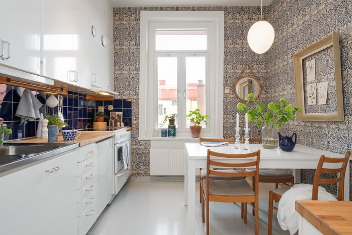Chaises en bois dans une cuisine