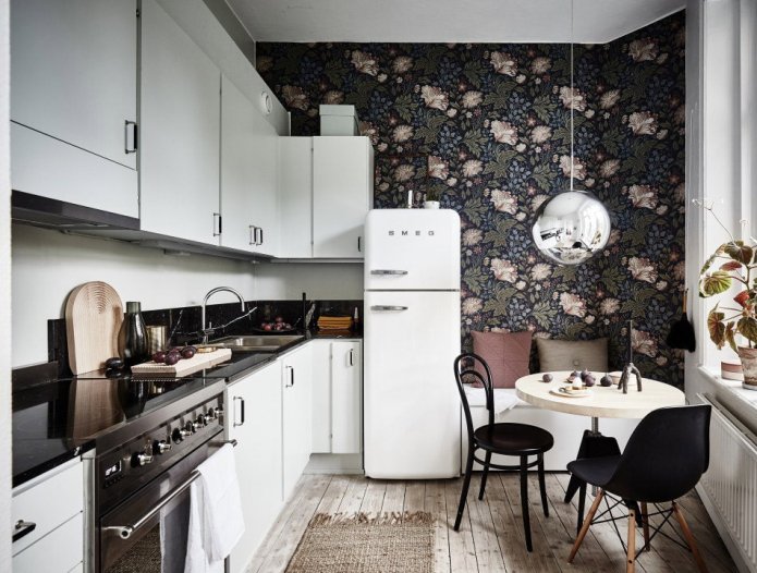 Table ronde dans un intérieur de cuisine