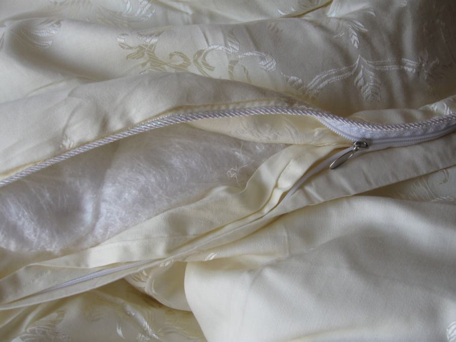 silk-filled couverture