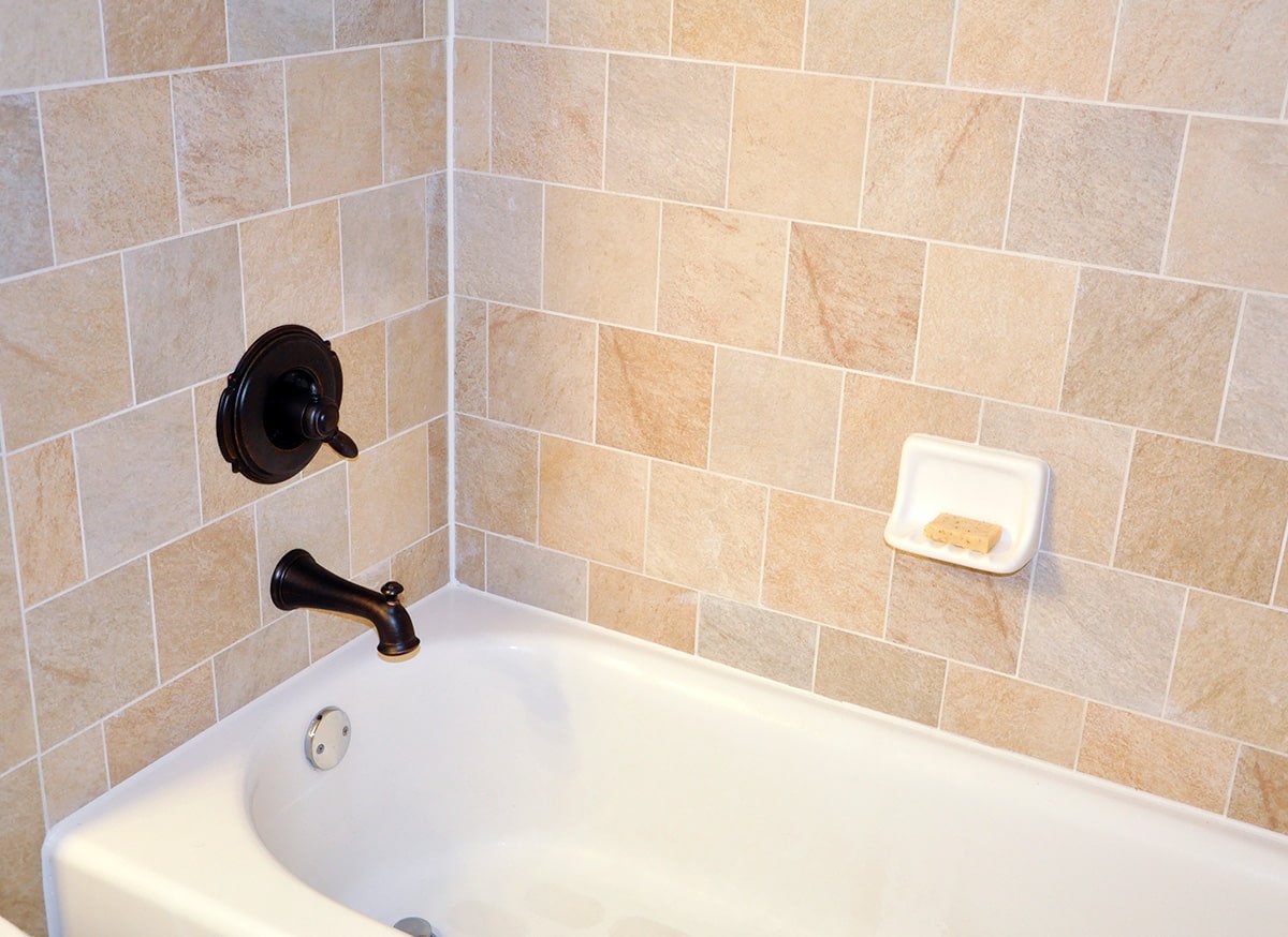 Comment sceller le joint entre la baignoire et le mur ? 8 options populaires